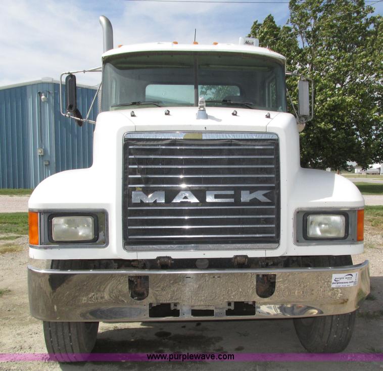 image for item H1144 2001 Mack CH613 semi truck