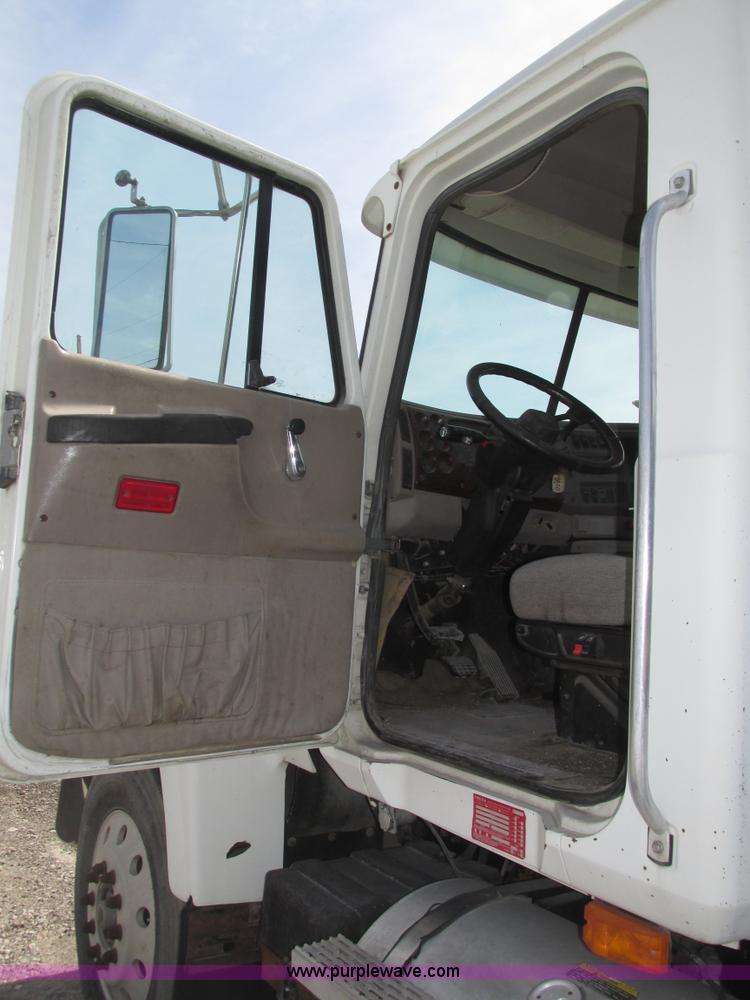 image for item H1144 2001 Mack CH613 semi truck