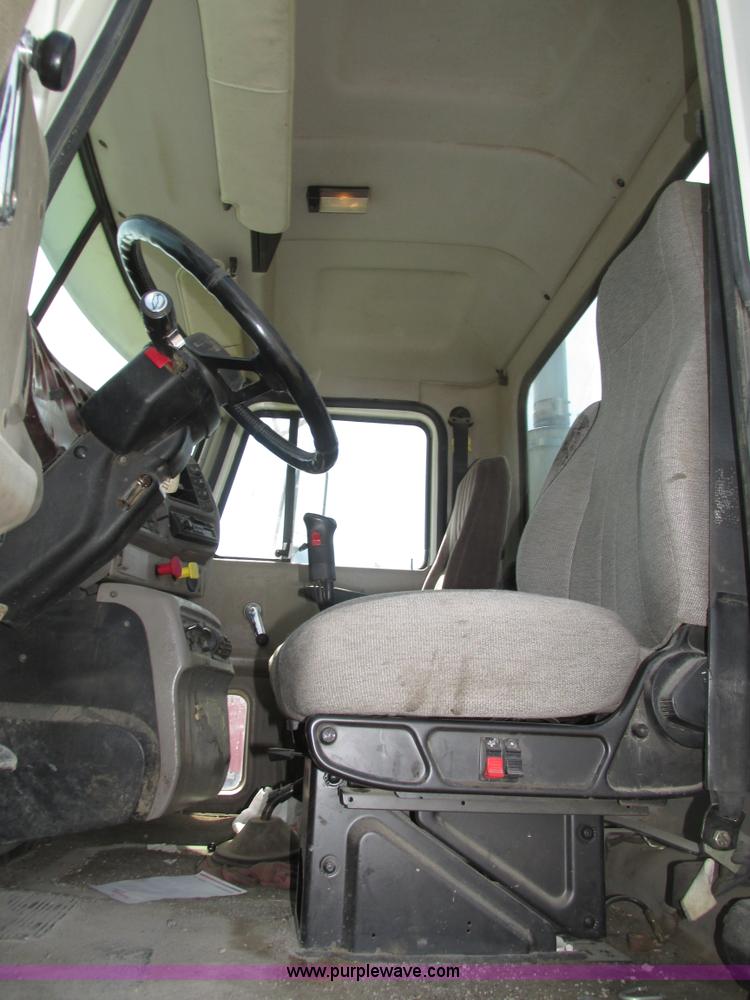 image for item H1144 2001 Mack CH613 semi truck