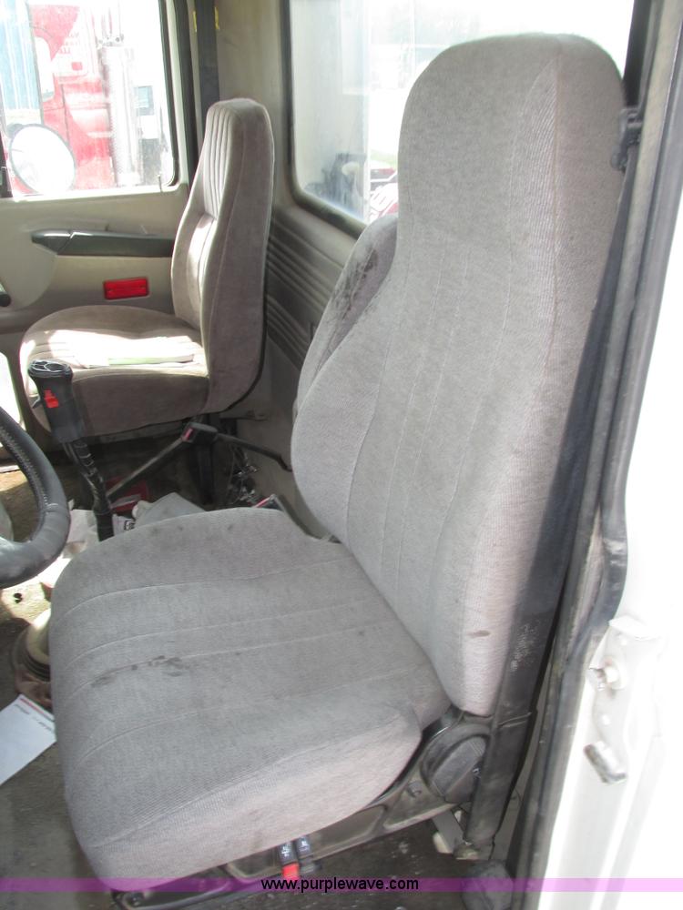 image for item H1144 2001 Mack CH613 semi truck