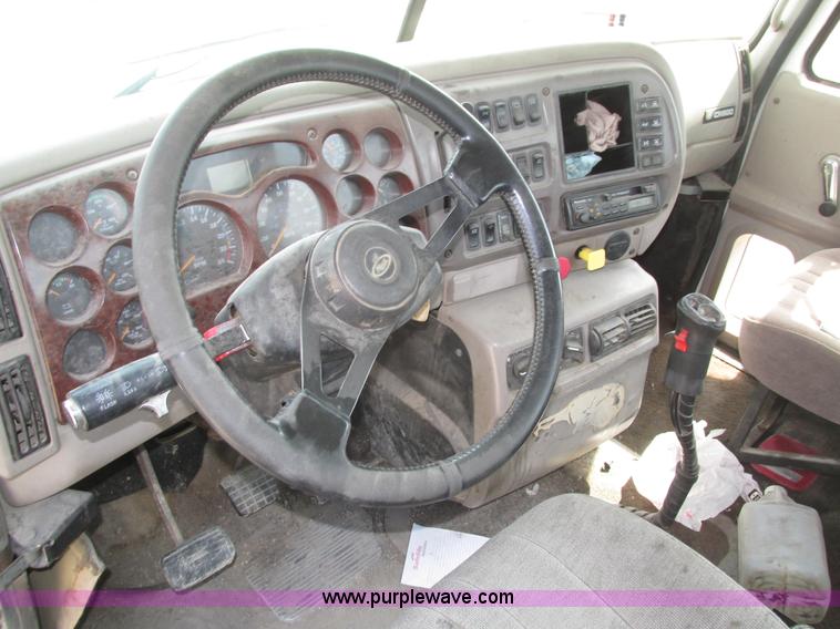 image for item H1144 2001 Mack CH613 semi truck