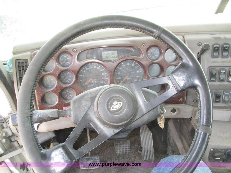 image for item H1144 2001 Mack CH613 semi truck