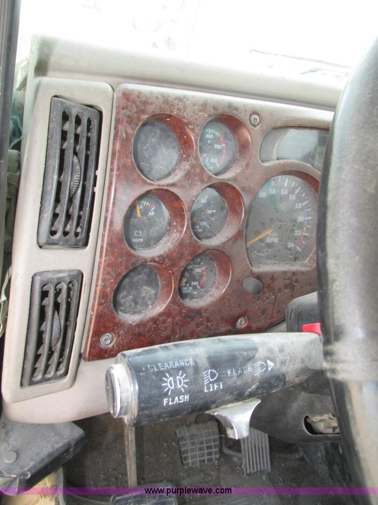 image for item H1144 2001 Mack CH613 semi truck