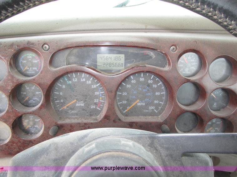 image for item H1144 2001 Mack CH613 semi truck