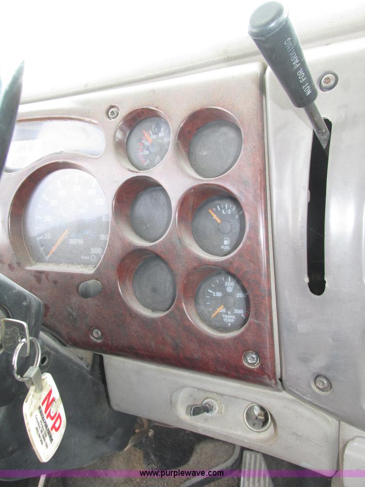 image for item H1144 2001 Mack CH613 semi truck