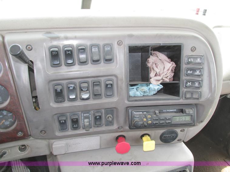 image for item H1144 2001 Mack CH613 semi truck