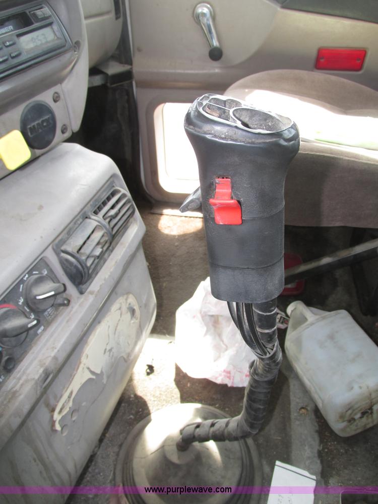 image for item H1144 2001 Mack CH613 semi truck