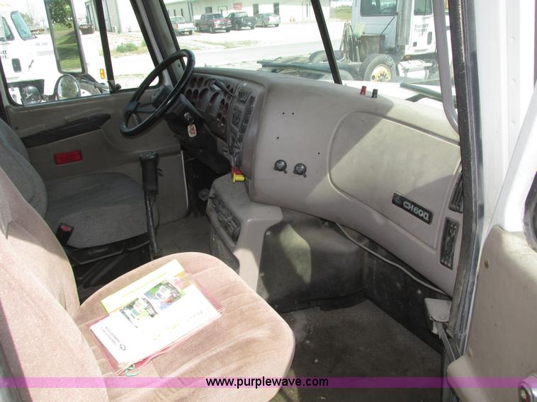 image for item H1144 2001 Mack CH613 semi truck