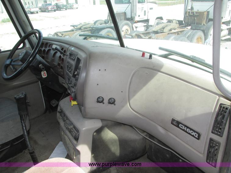 image for item H1144 2001 Mack CH613 semi truck