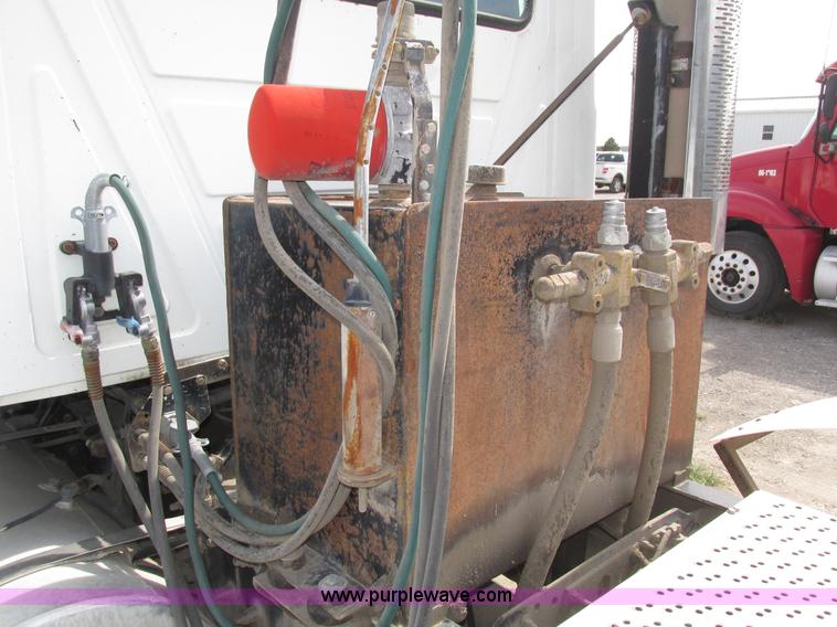 image for item H1144 2001 Mack CH613 semi truck