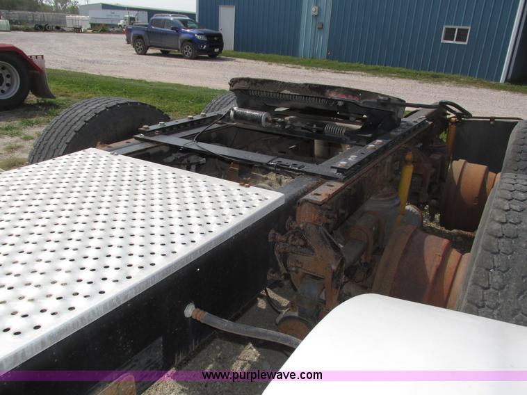 image for item H1144 2001 Mack CH613 semi truck