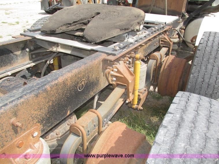 image for item H1144 2001 Mack CH613 semi truck