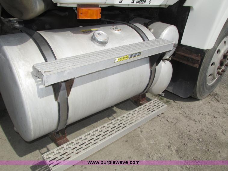 image for item H1144 2001 Mack CH613 semi truck