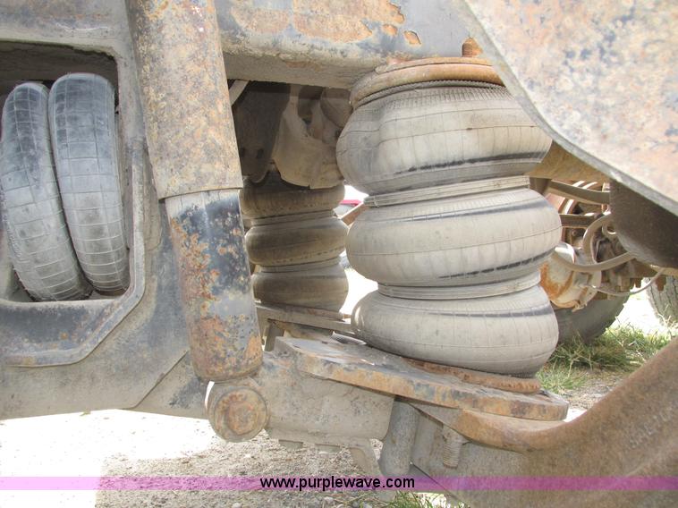 image for item H1144 2001 Mack CH613 semi truck