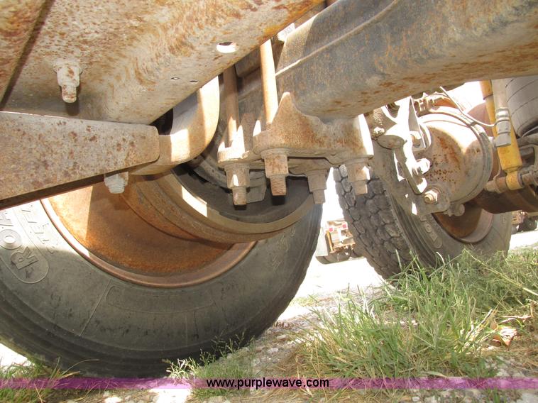 image for item H1144 2001 Mack CH613 semi truck