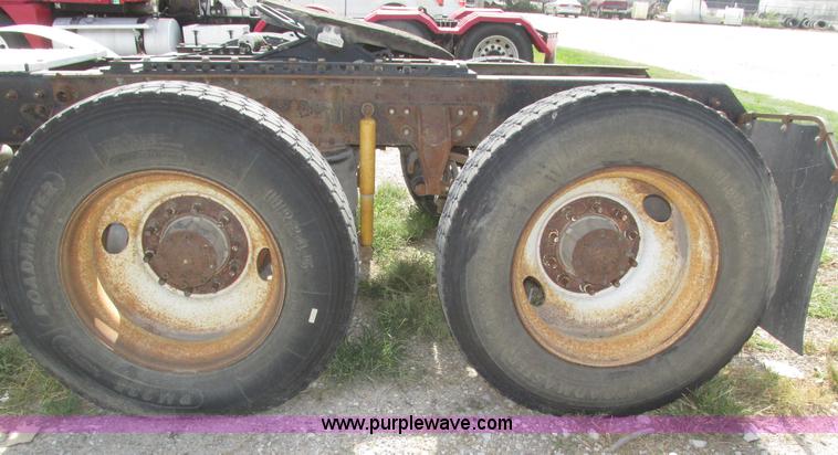 image for item H1144 2001 Mack CH613 semi truck