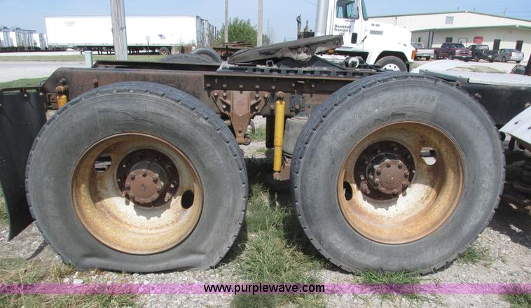image for item H1144 2001 Mack CH613 semi truck
