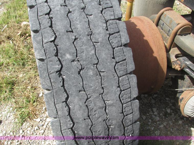 image for item H1144 2001 Mack CH613 semi truck