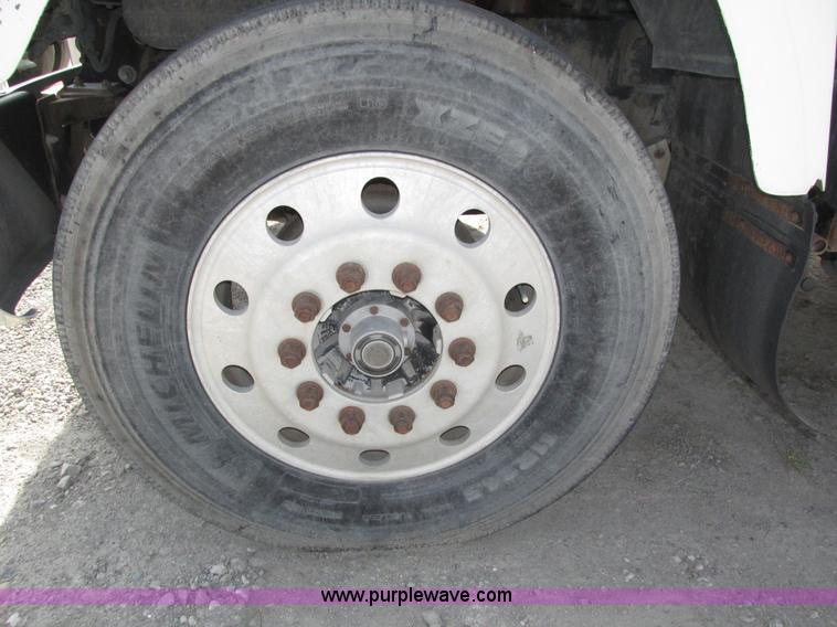 image for item H1144 2001 Mack CH613 semi truck