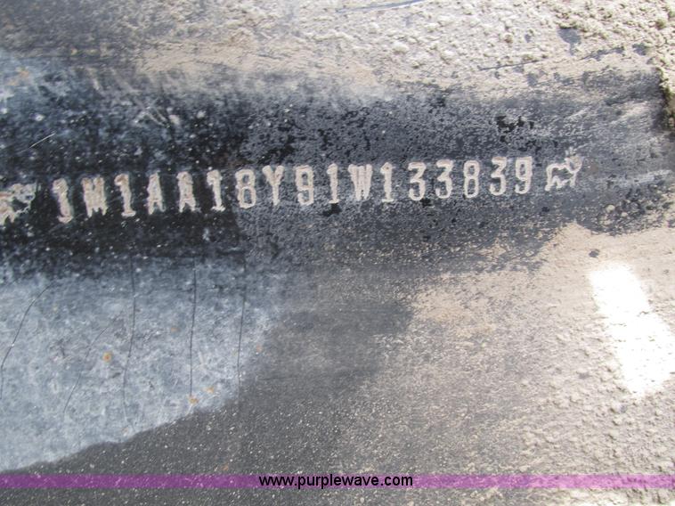 image for item H1144 2001 Mack CH613 semi truck