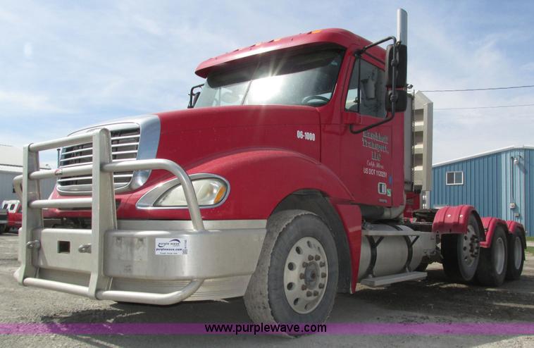 image for item H1145 2006 Freightliner Columbia semi truck