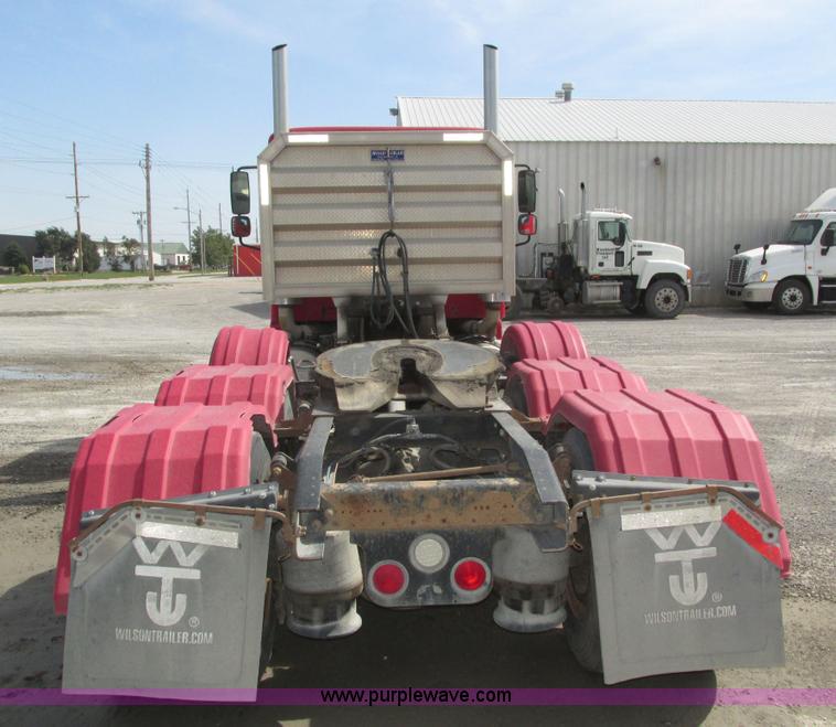 image for item H1145 2006 Freightliner Columbia semi truck