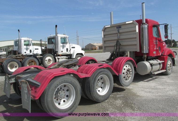 image for item H1145 2006 Freightliner Columbia semi truck