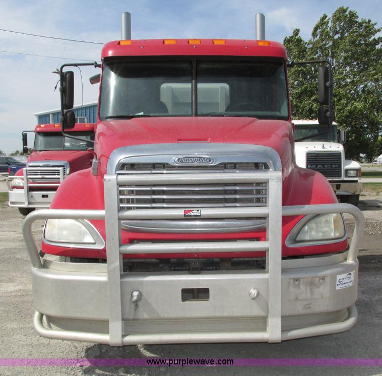 image for item H1145 2006 Freightliner Columbia semi truck