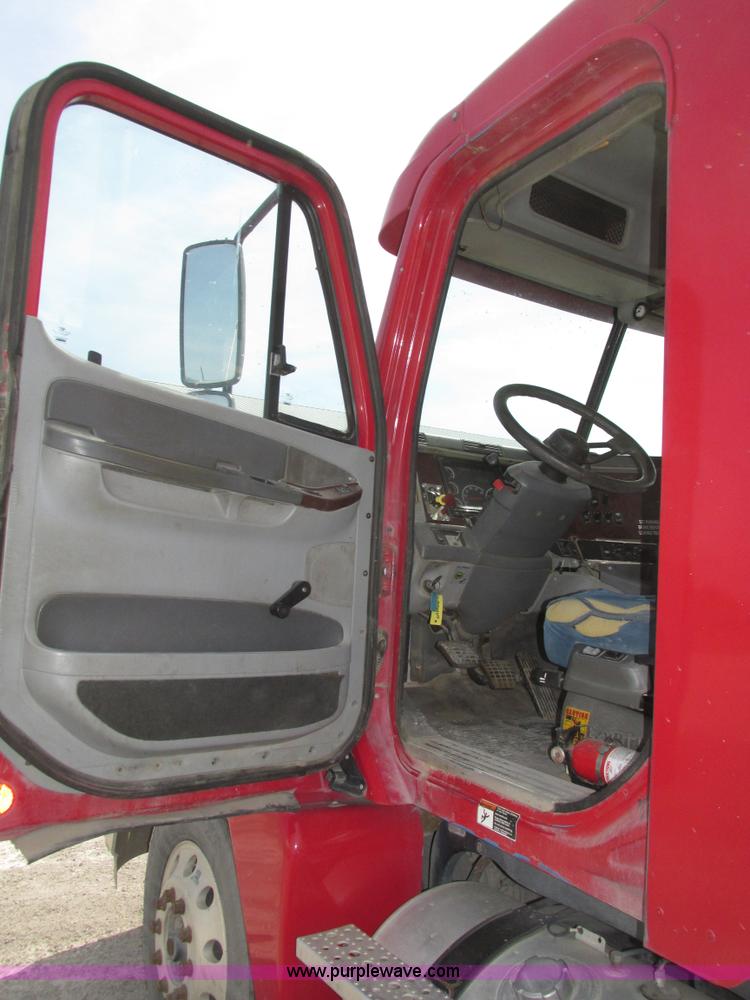 image for item H1145 2006 Freightliner Columbia semi truck