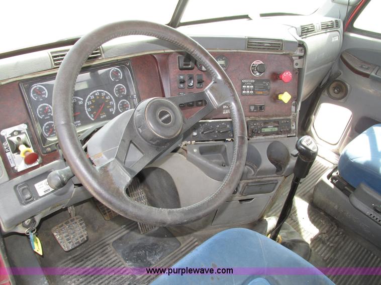 image for item H1145 2006 Freightliner Columbia semi truck