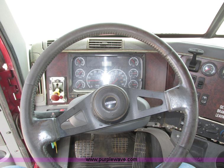 image for item H1145 2006 Freightliner Columbia semi truck