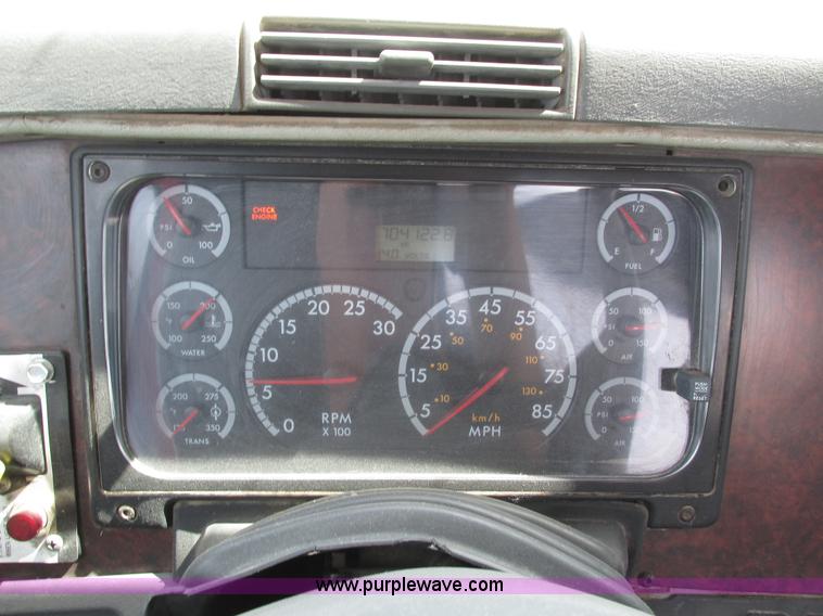 image for item H1145 2006 Freightliner Columbia semi truck