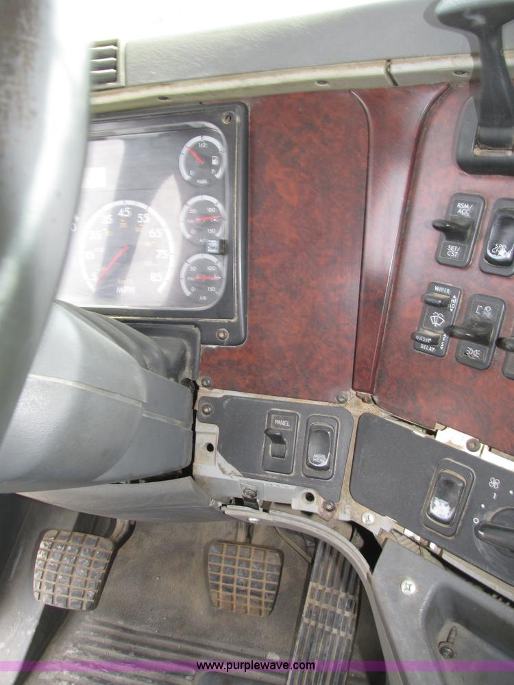 image for item H1145 2006 Freightliner Columbia semi truck