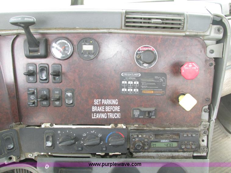 image for item H1145 2006 Freightliner Columbia semi truck