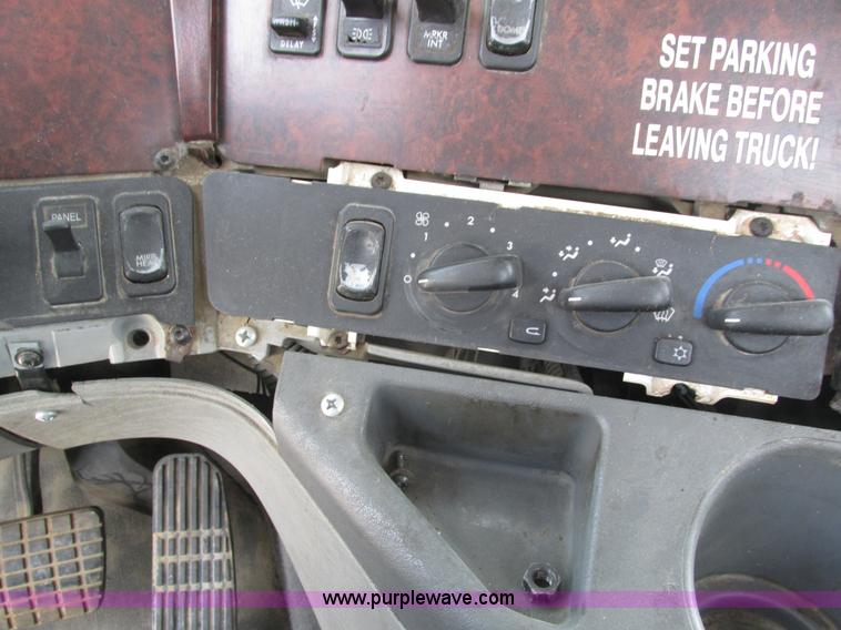 image for item H1145 2006 Freightliner Columbia semi truck