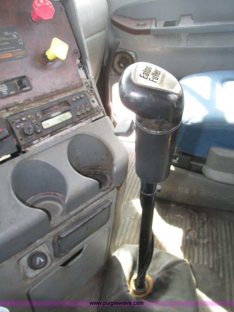 image for item H1145 2006 Freightliner Columbia semi truck