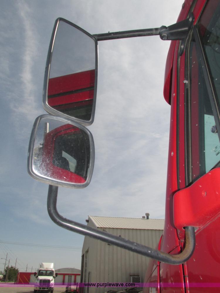 image for item H1145 2006 Freightliner Columbia semi truck