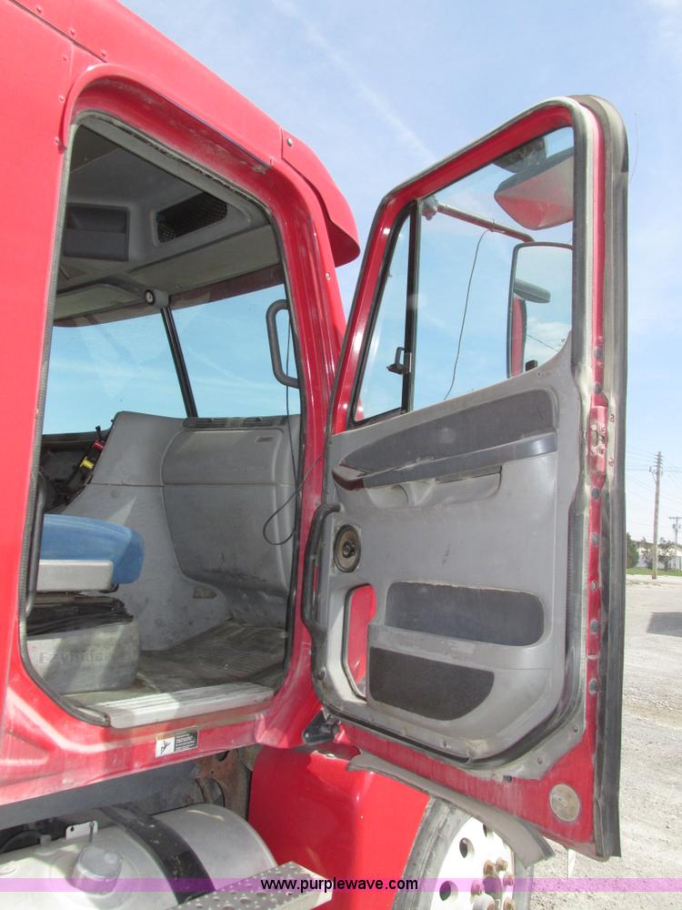 image for item H1145 2006 Freightliner Columbia semi truck