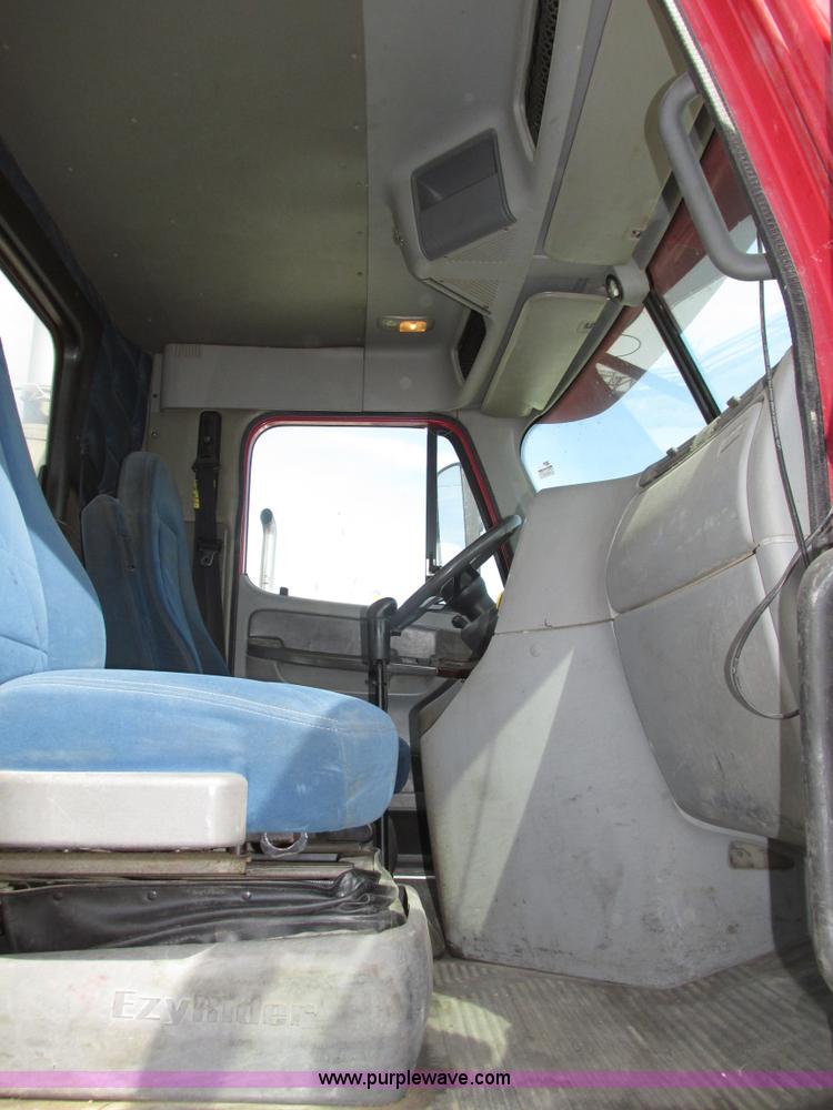 image for item H1145 2006 Freightliner Columbia semi truck