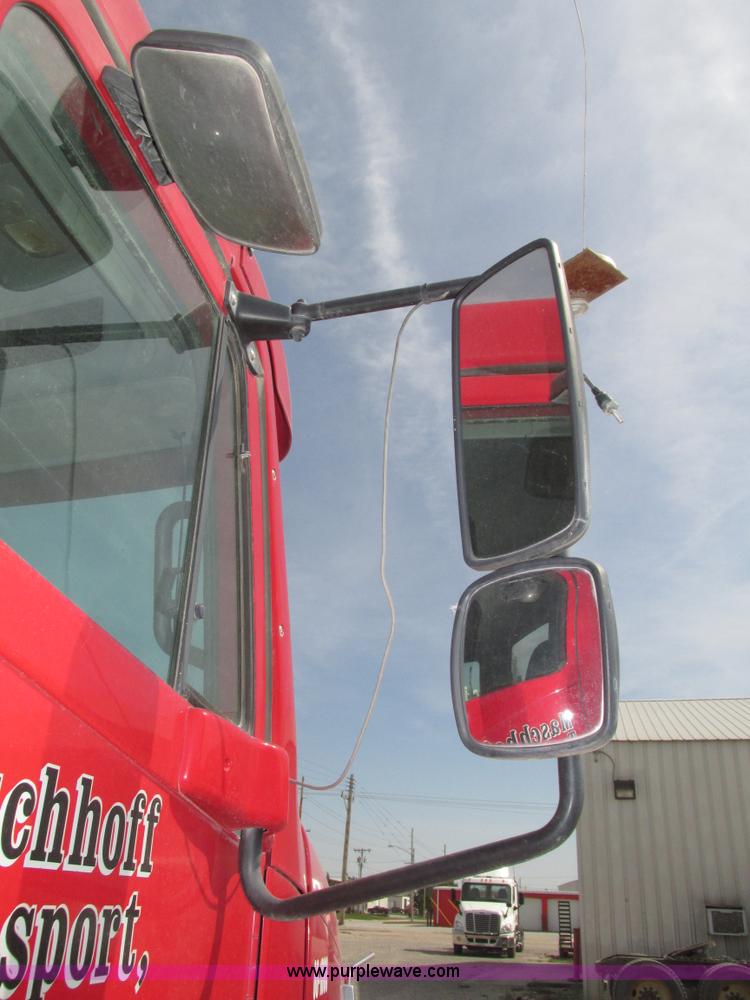 image for item H1145 2006 Freightliner Columbia semi truck