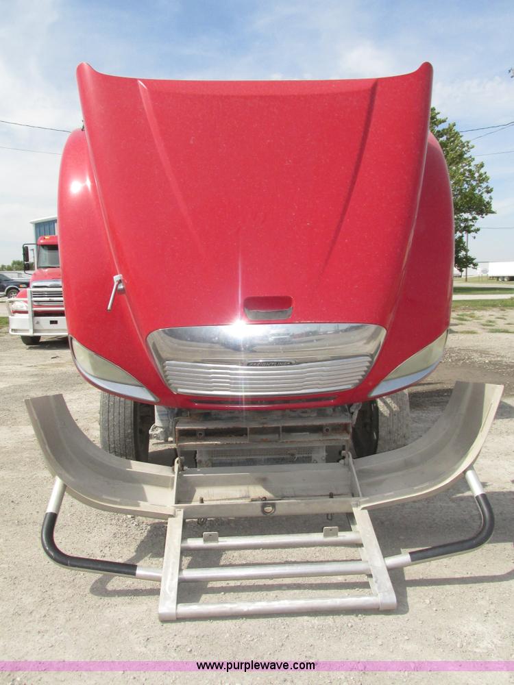 image for item H1145 2006 Freightliner Columbia semi truck