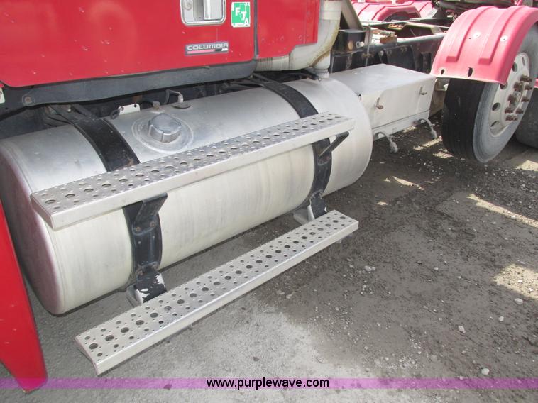 image for item H1145 2006 Freightliner Columbia semi truck