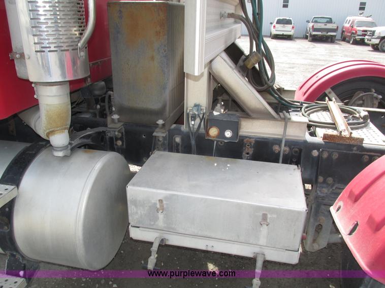 image for item H1145 2006 Freightliner Columbia semi truck