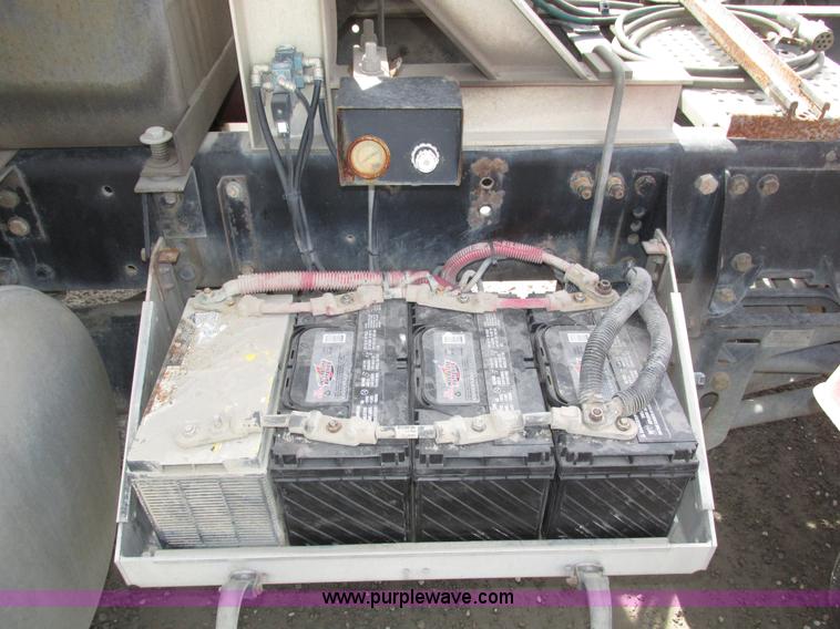 image for item H1145 2006 Freightliner Columbia semi truck