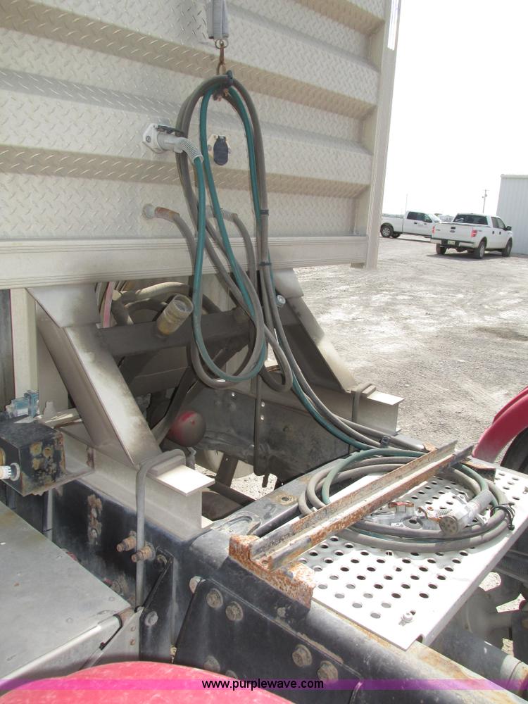 image for item H1145 2006 Freightliner Columbia semi truck