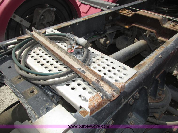 image for item H1145 2006 Freightliner Columbia semi truck