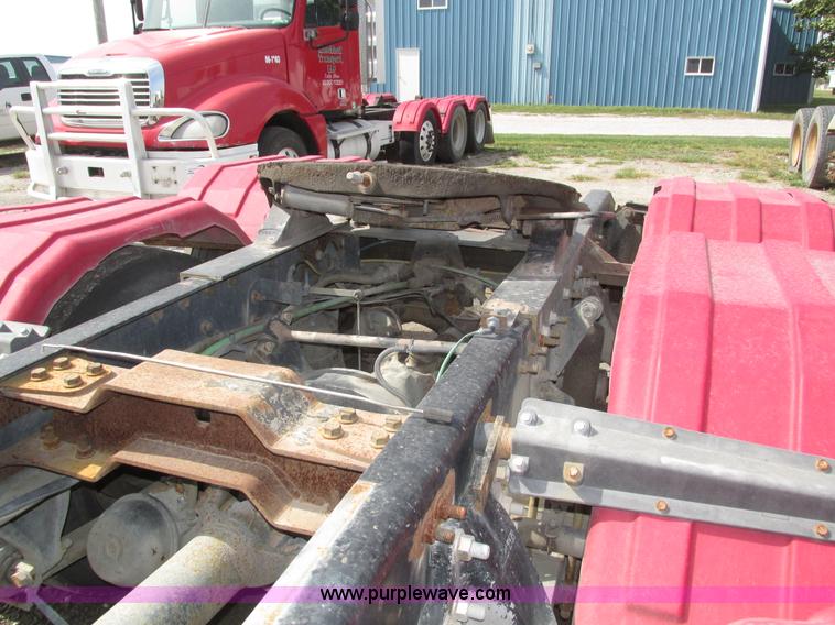 image for item H1145 2006 Freightliner Columbia semi truck