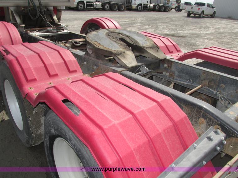 image for item H1145 2006 Freightliner Columbia semi truck