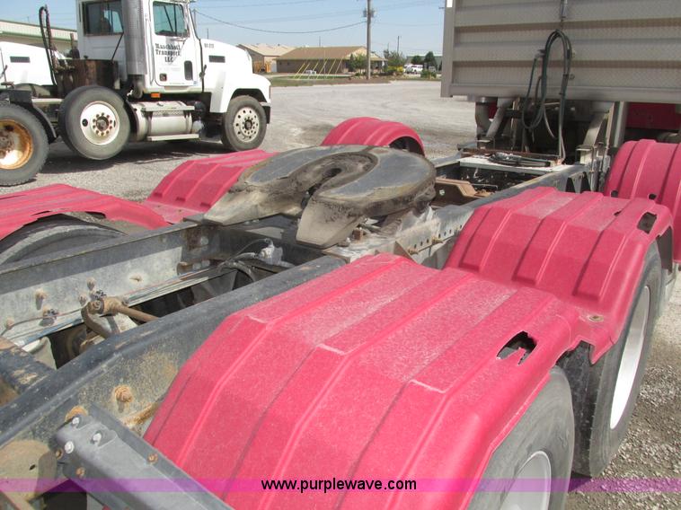 image for item H1145 2006 Freightliner Columbia semi truck