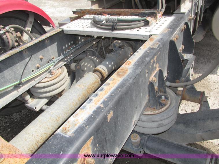 image for item H1145 2006 Freightliner Columbia semi truck